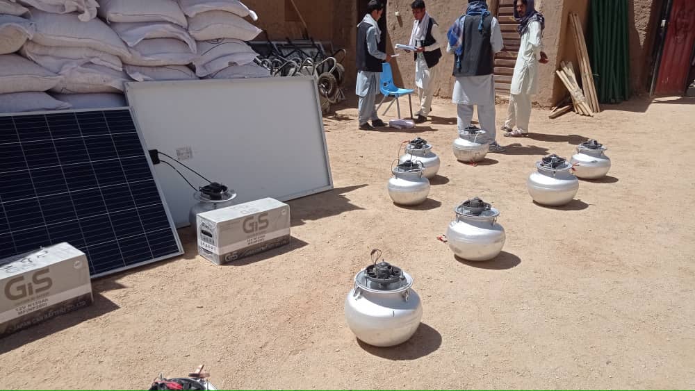 از روند توزیع  وسایل برقی و گوسفند در ولسوالی میرامور دایکندی نظارت گردید