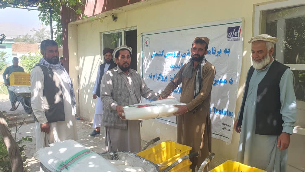 توزیع وسایل باغداری برای دهقانان پیشقدم در ولسوالی قرهباغ ولایت کابل
