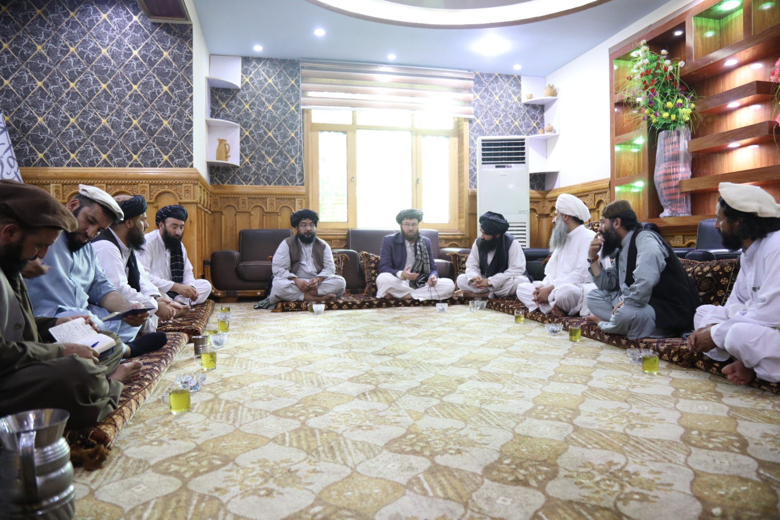 د کرنې وزیر د کونړ له والي سره وکتل  