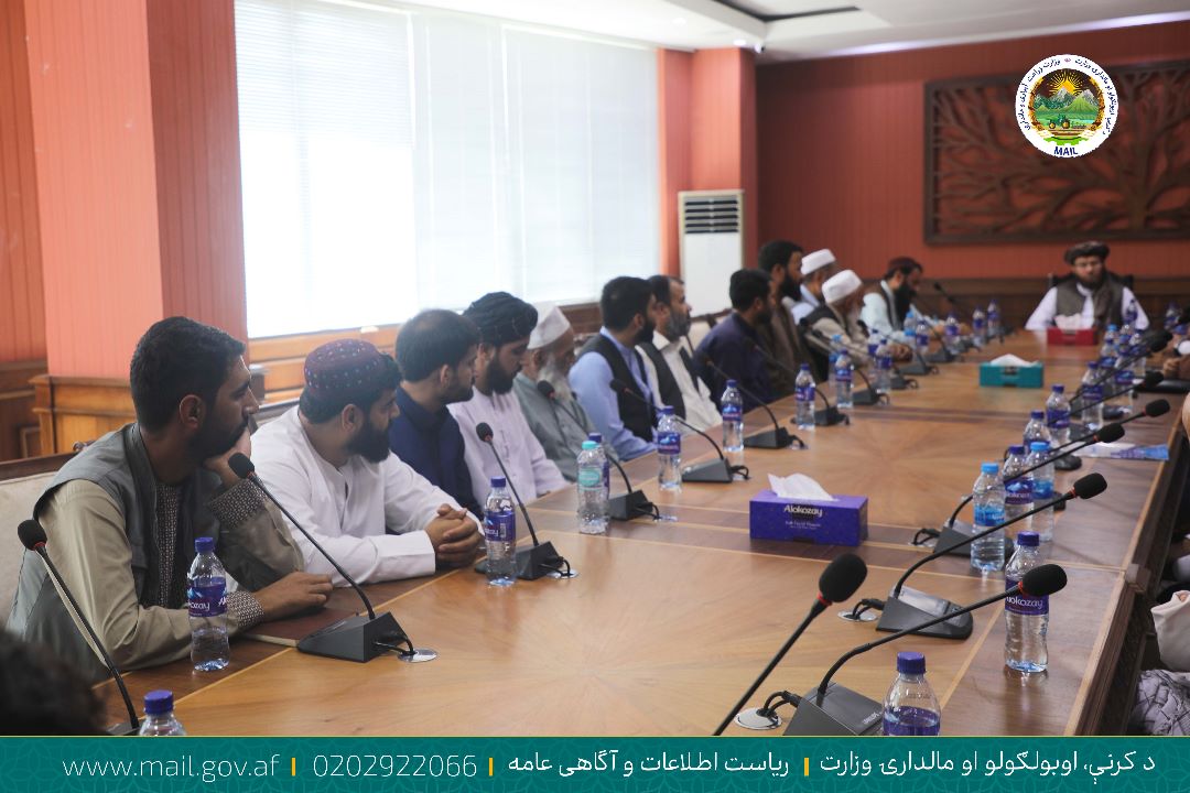 د کرنې وزیر د انجې له سوداګرو سره وکتل
