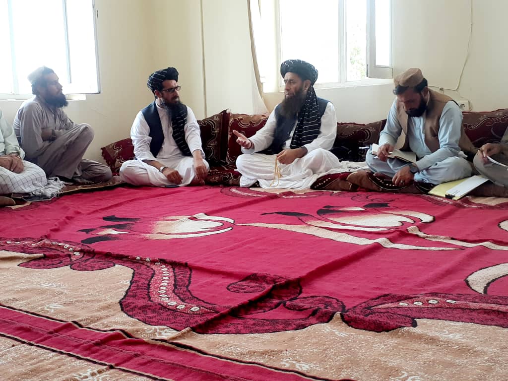 دکرنې او مالدارۍ مرستیال د خوست دکرنې رییس او کارکوونکو سره وکتل