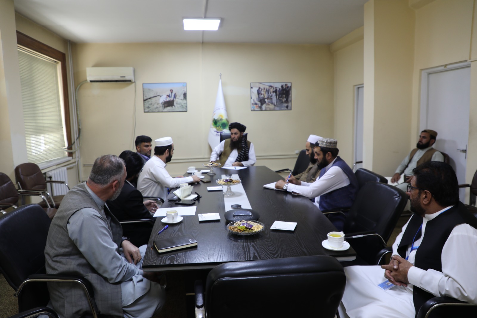 دکرنې او مالدارۍ مرستیال د اسلامیک ریلیف مؤسسې رییس سره وکتل