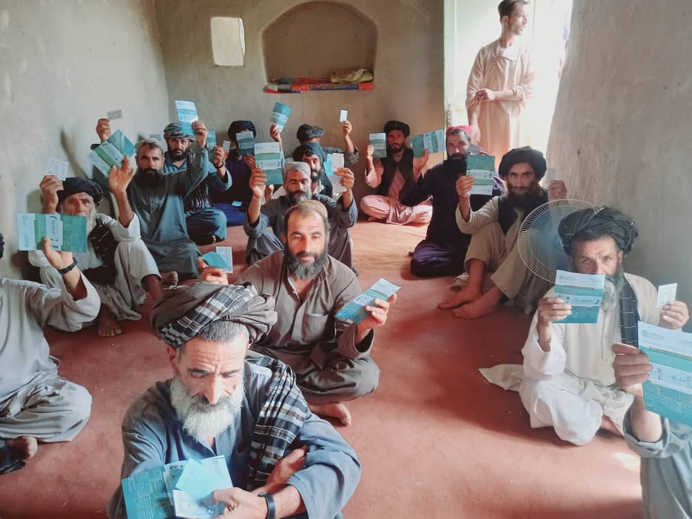 د هلمند ناوې ولسوالی کې پر لسګونو بزګرانو د سبو تخمونه او کرنیزې توکي ووېشل شول