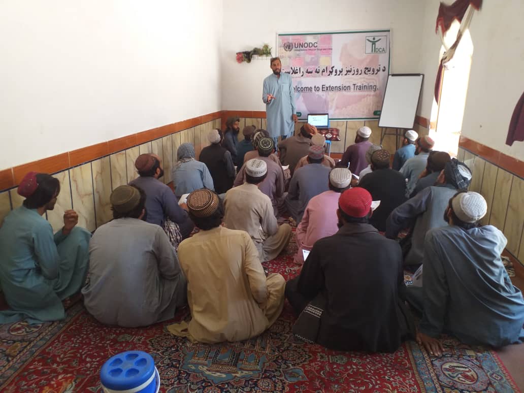 د هلمند دوو ولسوالیو کې له یوشمېر کروندګرو و مالدارانو سره مرستې وشوې