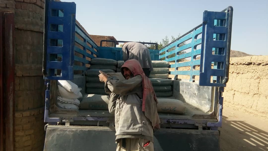 توزیع مواد تعمیراتی  جهت اعمار پل، پلچک و مکانهای شستوشو