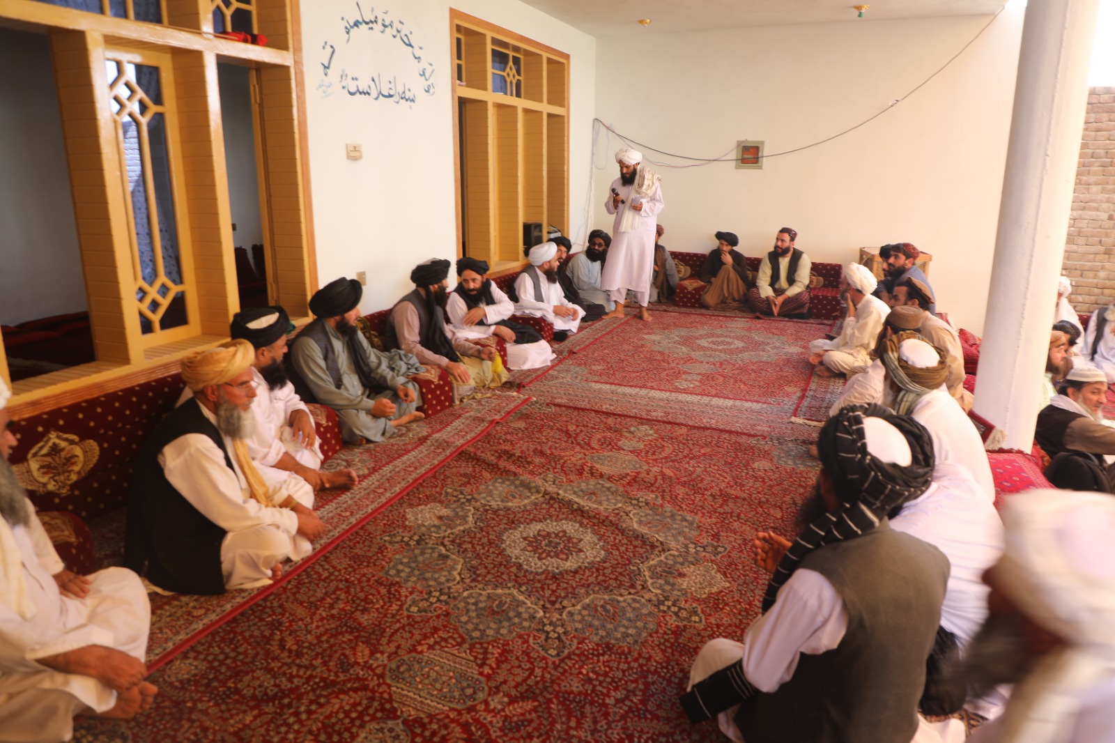 دکرنې وزارت مالي او اداري مرستیال له ننګرهار مېشتو کوچیانو سره وکتل