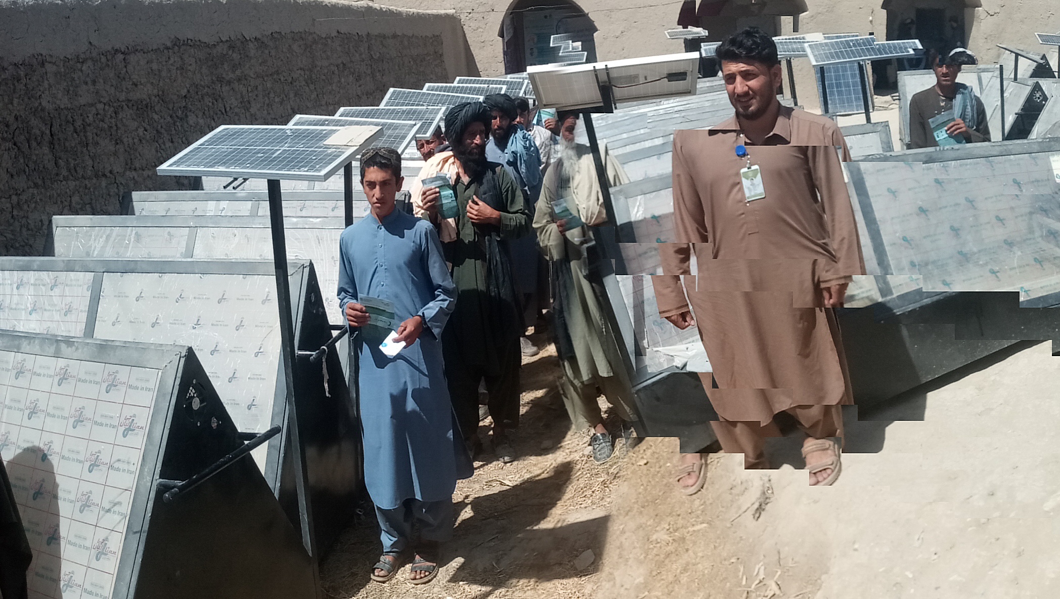 د هلمند موسی کلا کې پر یوشمېر بزګرانو د سبو وچولو دستګاوې ووېشل شول