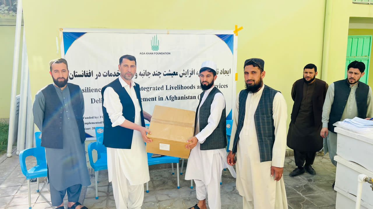 توزیع وسایل زنبور پروری برای شماری از زنبورداران در ولایت کندز