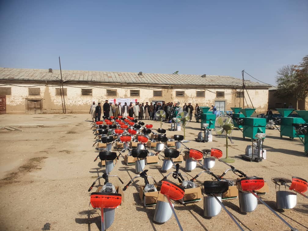 برای ۴۰۰ دهقان در ولایت جوزجان وسایل زراعتی توزیع گرديد