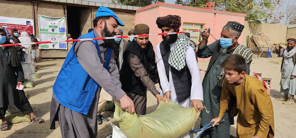 د کندز دشت ارچي کې پر څه باندې دوه زره بزګرانو د غنمو اصلاح شویو تخمونو او کیمیاوي سرې ووېشل شوې