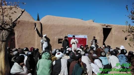 هلمند کې پر سلګونو بزګرانو د غنمو اصلاح شوي تخمونه او کیمیاوي سرې وېشل کېږي
