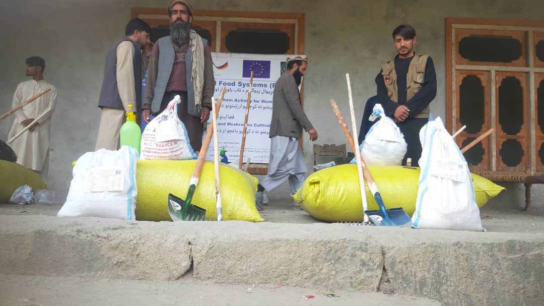 کونړ کې پر یوشمېر مېرمنو د کورنیو باغچو او مرخېړیو تولید توکي ووېشل شول