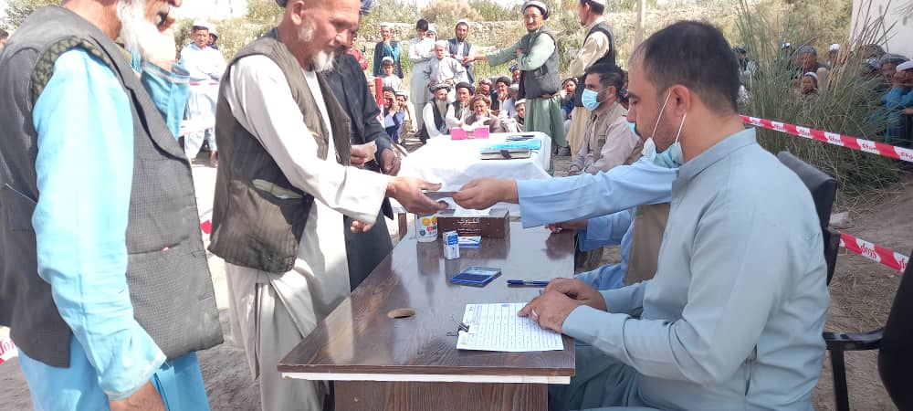 توزیع تخم اصلاح شده گندم و کودکیمیاوی برای ۲۸۵ دهقان  در ولسوالی کشنده ولایت بلخ