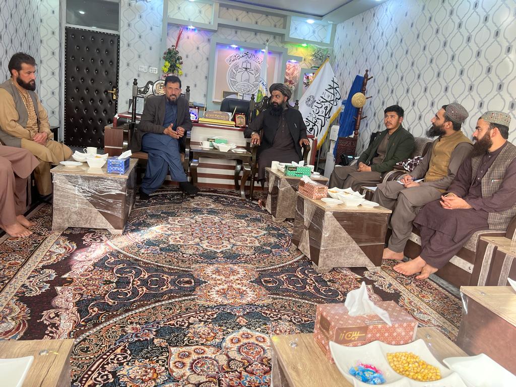 د کندز ولایت د کرنې، اوبولګولو او مالدارۍ ریس الحاج مولوي امان الله حسن د کرنې، اوبولګولو او مالدارۍ وزارت له راغلي پلاوي سره د خپل کار په دفتر کې وکتل.