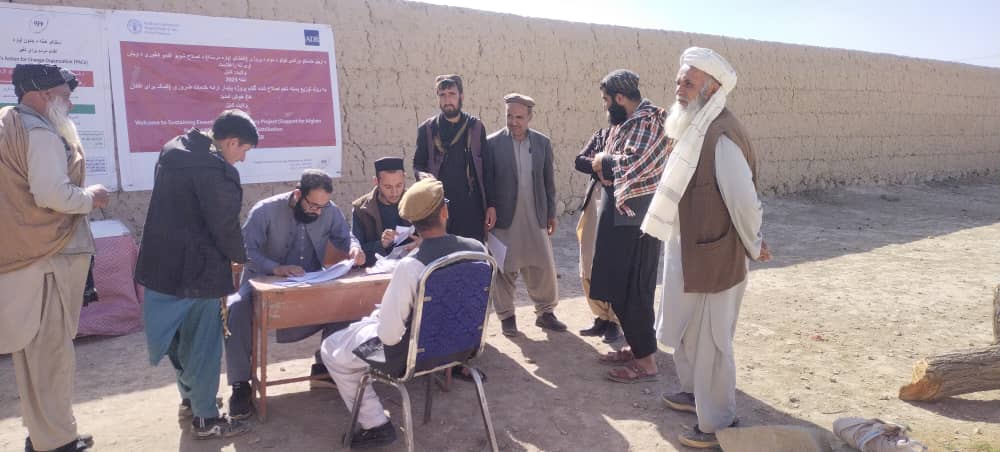 آغاز توزیع تخم گندم بذری و کودکیمیاوی برای ۹۰۰ نفر دهقان  در ولسوالی خاک‌جبار کابل