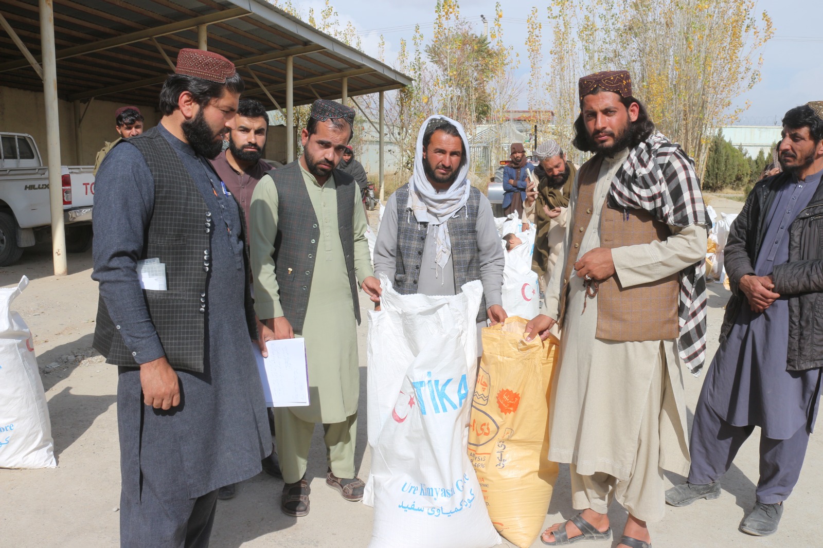 پکتیا کې د غنمو شل ننداریزې کروندې جوړېږي  ۲۷ لړم ۱۴۰۲ه.ش ۵ جُمَادَى الأول ۱۴۴۵ ه.ق د پکتیا ولایت د کرنې، اوبولګولو او مالدارۍ ریاست د همکارې مؤسسې  ټیکا په همکارې ددې ولایت په مرکزګردیز، احمدابا، زرمت او روحاني بابا ولسوالیو کې د اصلاح شوو غنمو شل ننداریزې کروندې جوړوي. په همدې موخه دپکتیا د کرنې، اوبولګولو او مالدارۍ ریاست کې د ځانګړيو مراسمو په ترڅ کې پر بزګرانو د غنمو اصلاح شوی تخم، توره او سپینه سره ووېشل شوه. د وېش پر مهال د پکتیا د کرنې، اوبو لګولو او مالدارۍ ریاست اړوند د عشر آمر  مولوي زاهب الله