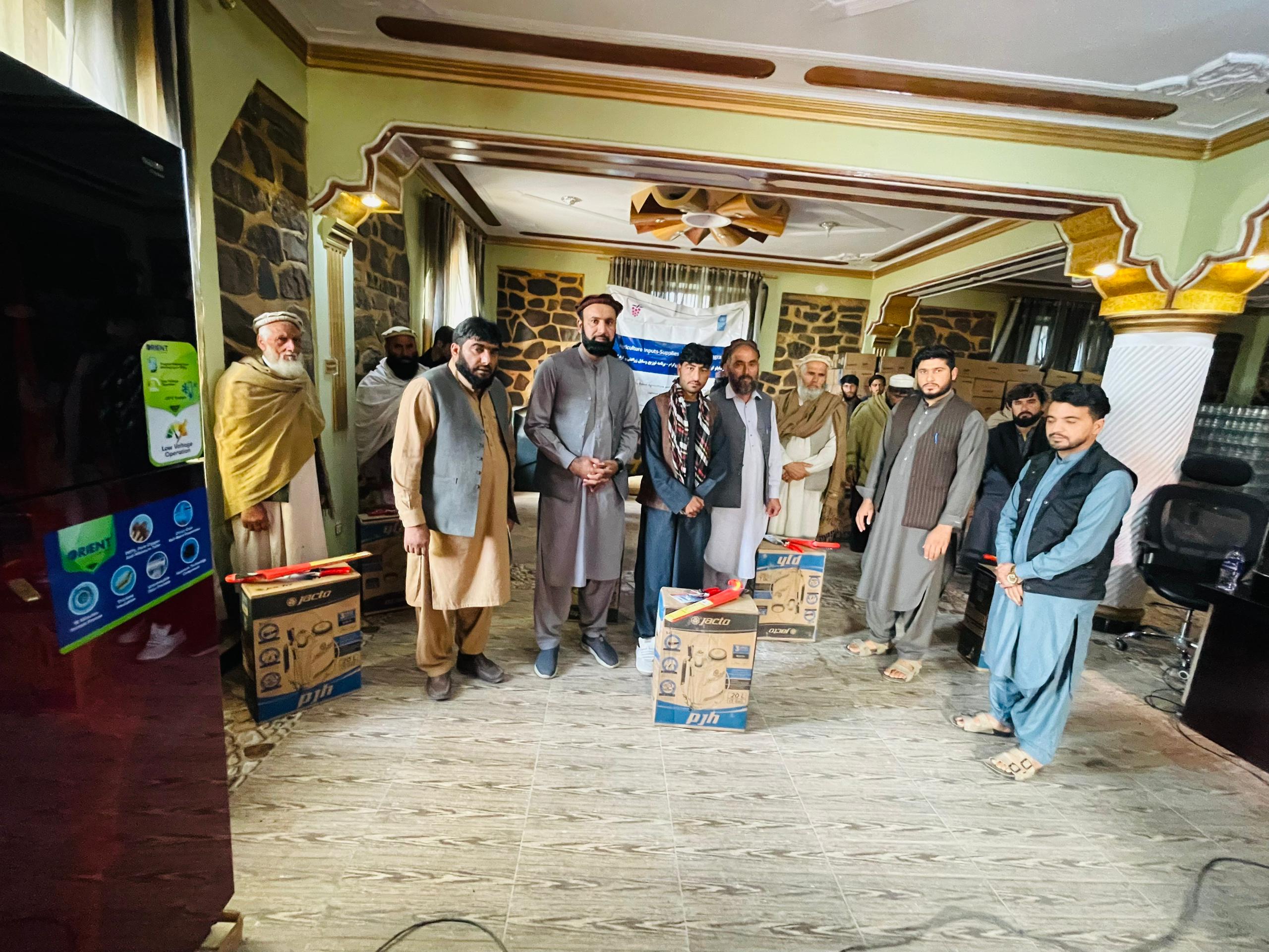 لغمان کې لسګونو بڼوالو سره مرستې وشوې