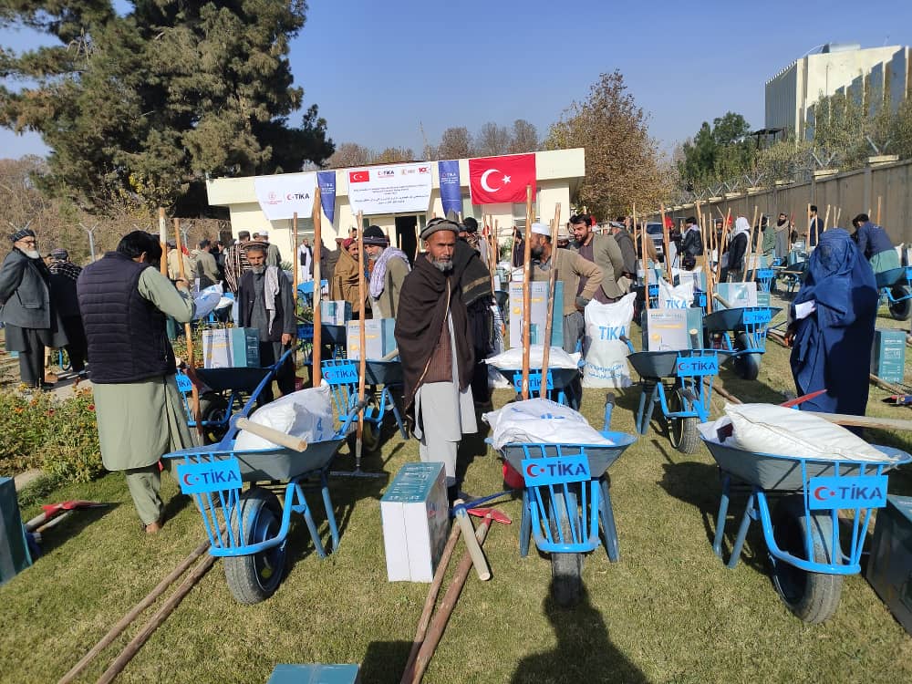 کندز کې پر لسګونو بڼوالو د بڼوالۍ توکي ووېشل شوې