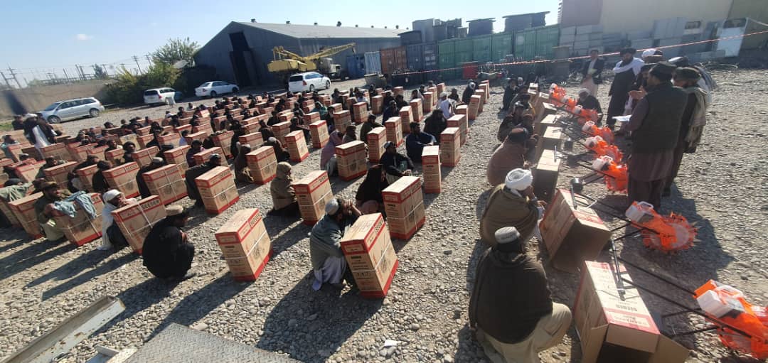 میکانیزه کرکېلي دودولو په پار هڅې: هلمند کې پر۶۳۰ بزګرانو کرنیز ماشینونه وېشل کېږي