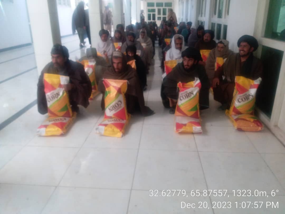 اروزګان کې پر یوشمېر بزګرانو د جوارو اصلاح شوي تخمونه ووېشل شو