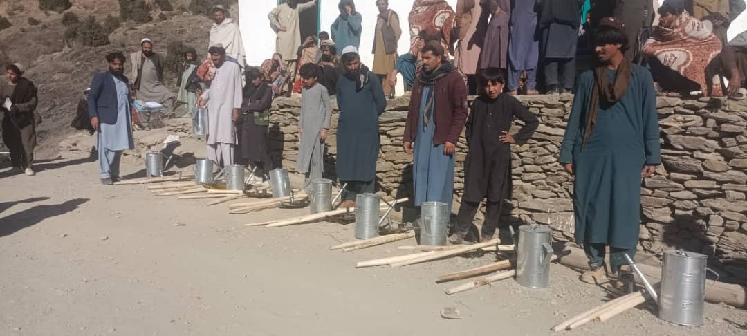 د خوست قلندر کې پر ۵۰۰ بزګرانو د کورنیو باغچو اړونده توکي وېشل کېږي