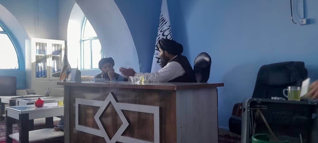 د هلمند د کرنې رییس د بست هوایي ډګر له چارواکو سره وکتل