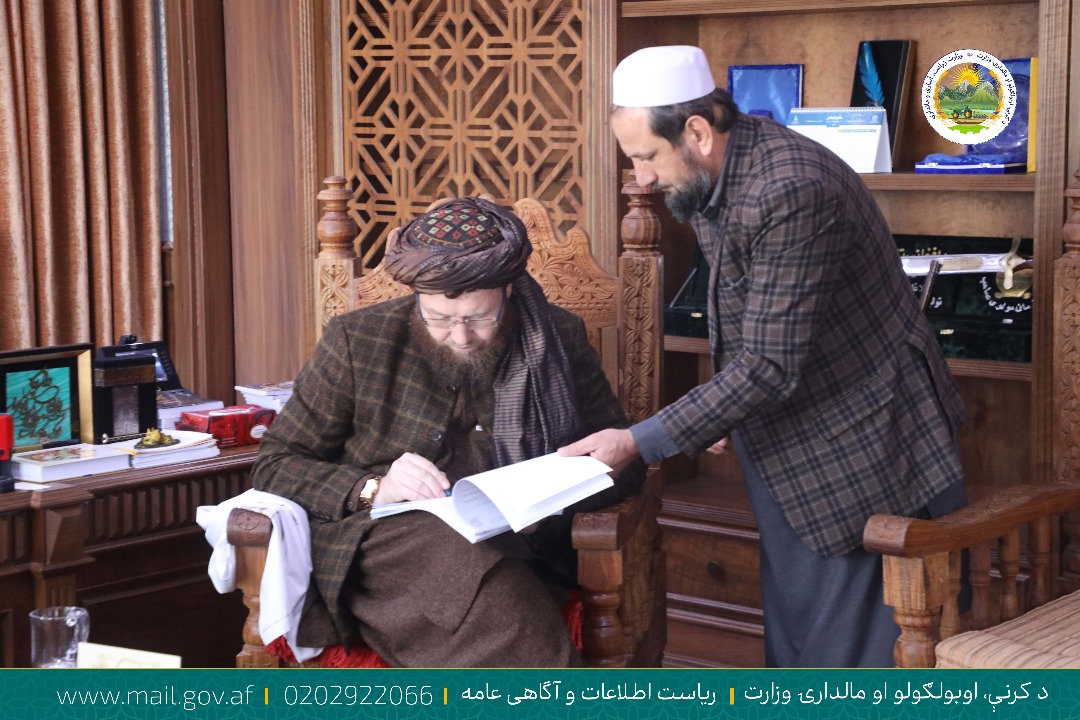 مولوی عطاءاللهعمری وزیر زراعت، آبیاری و مالداری به منظور حل مشکلات دهقانان و مالداران در دفتر کارش با دهها تن از باشندهگان ولایتهای مختلف کشور دیدار نموده و مشکلات شان را استماع نمود