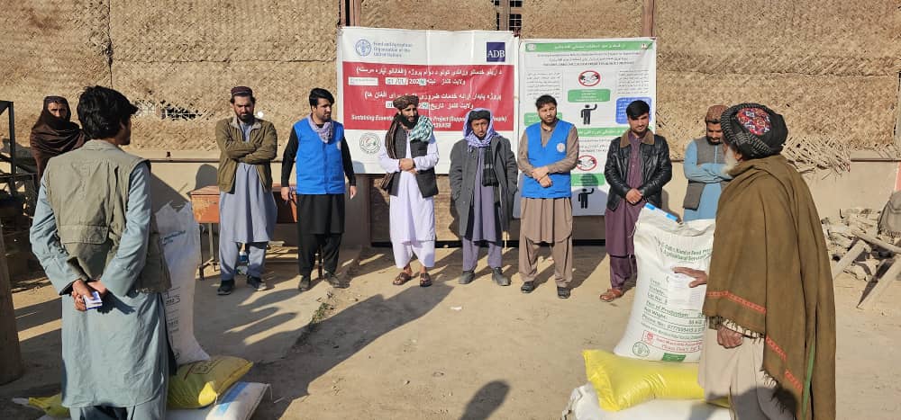 د کندز دشت ارچي کې پر سلګونو بزګرانو د غنمو اصلاح شوي تخمونه او کیمیاوي سرې ووېشل شوې