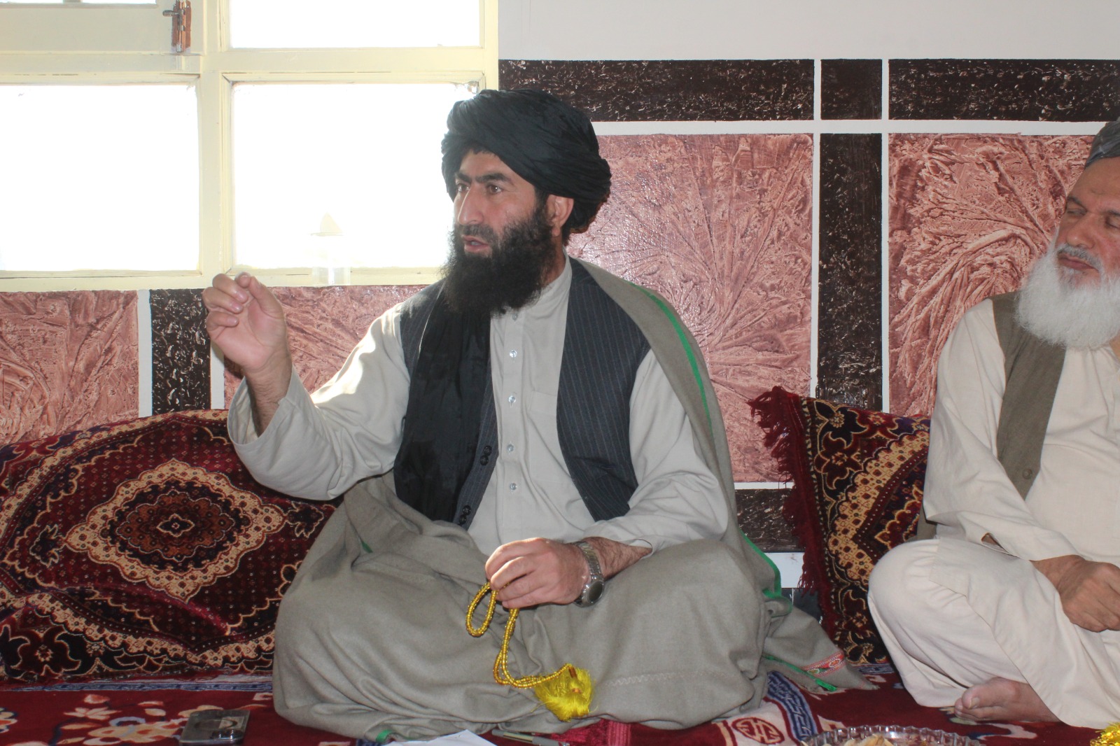 د کندهار دکرنې رییس ددې ولایت له یوشمېر سیمه ییزو چارواکو سره وکتل