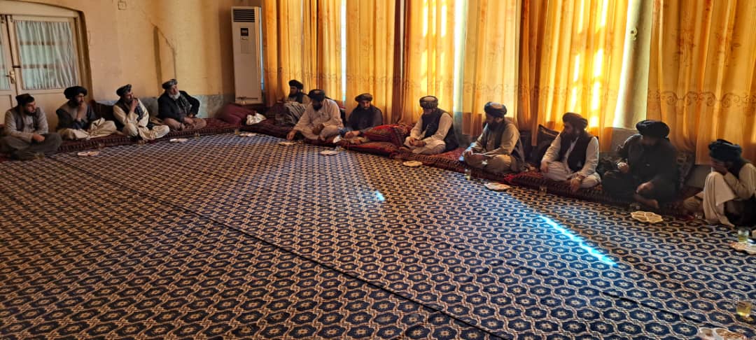 دکرنې وزارت د ځمکو چارو رییس د هلمند له والي سره وکتل