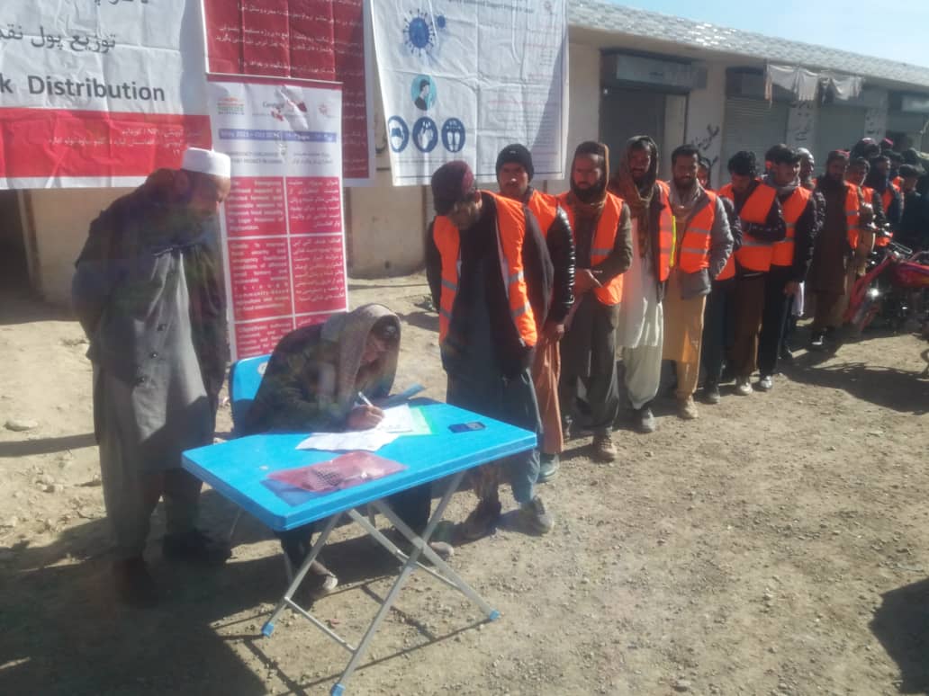 لوګر کې پر سلګونو کاریګرو د کار په بدل کې نغدې پیسې ووېشل شوې