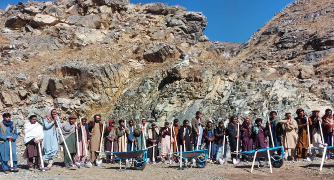 خوست کې یوشمېر کروندګرو سره د اړینو توکو مرسته وشوه