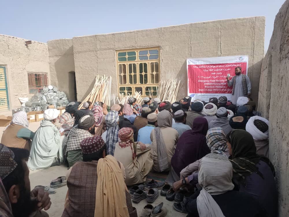 د هلمند دوو ولسوالیو کې پر سلګونو کورنیو مرستې وېشل کېږي