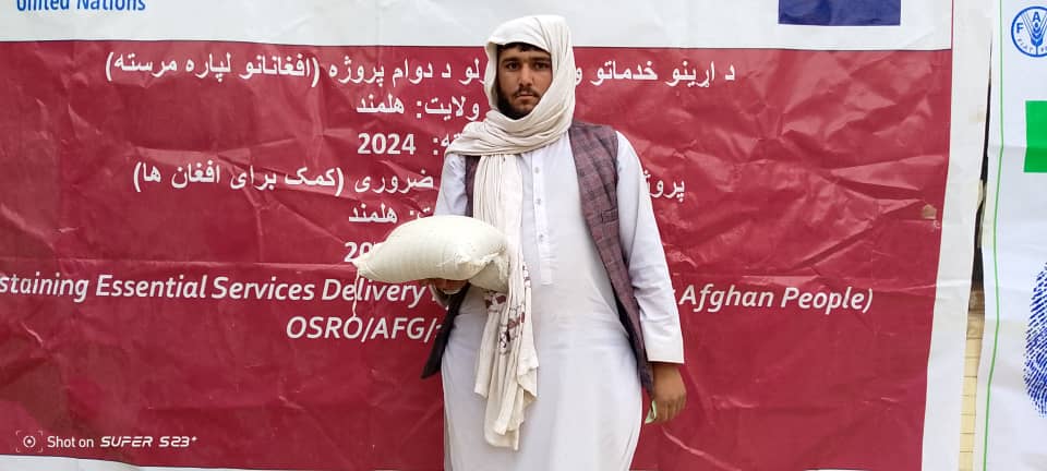 د هلمند نادعلي کې پر یوشمېر بزګرانو د شوتلې تخم ووېشل شو