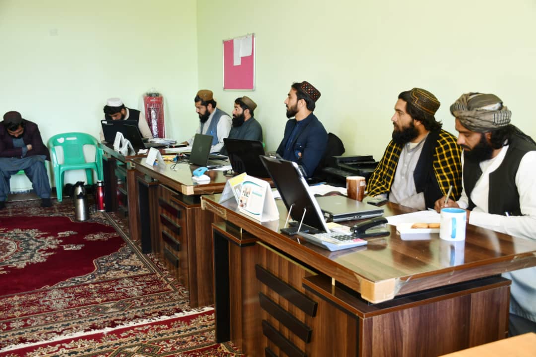 د خوست دکرنې رییس ددې ولایت د ولسوالیو دعشر او زکات مدیرانو سره وکتل