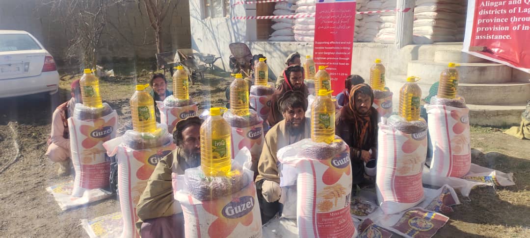 د لغمان دوو ولسوالیو کې پر سلګونو بزګرانو د خوراکي توکو وېش لړۍ پیل شو