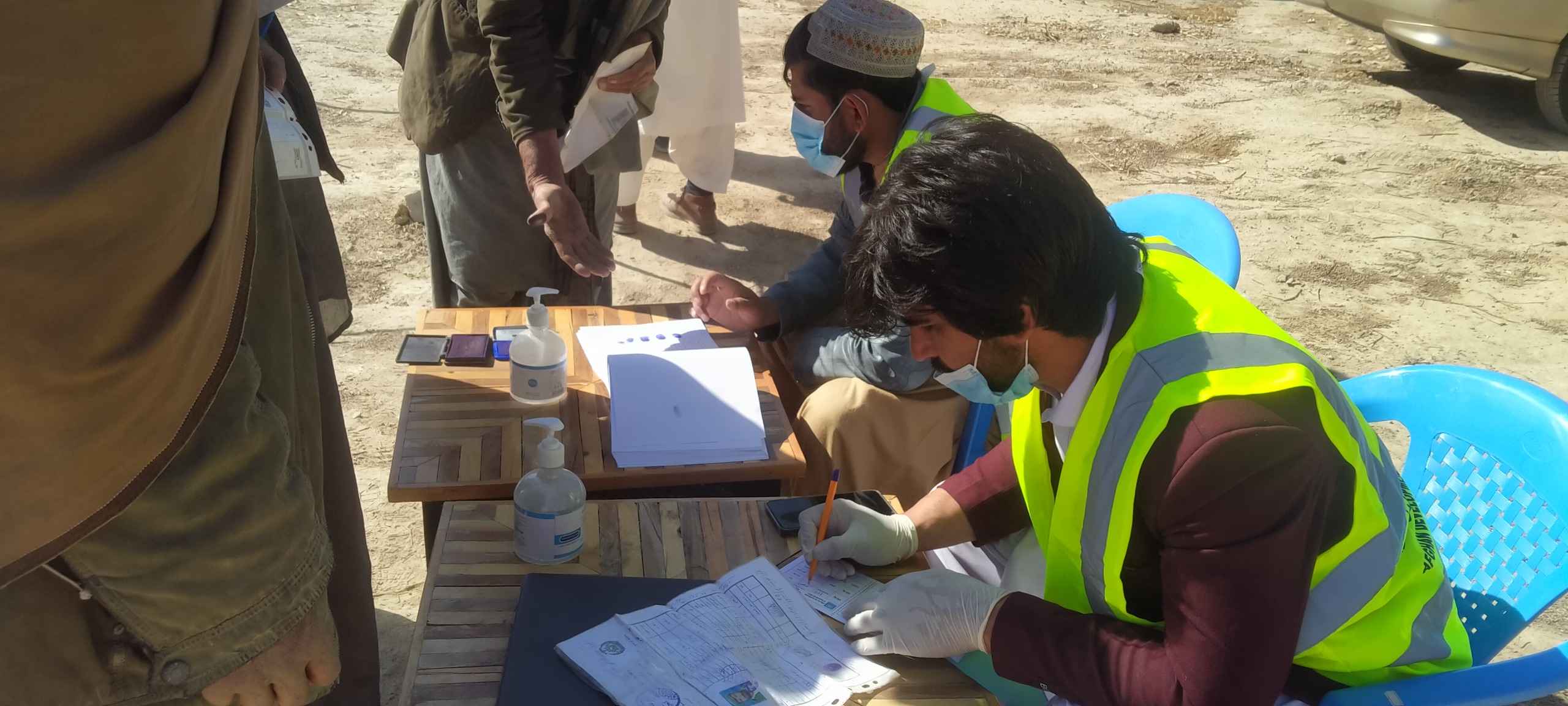 دکندهار ډنډ کې سلګونو مالدارانو سره د څارویو د خوراکي توکو مرسته وشوه