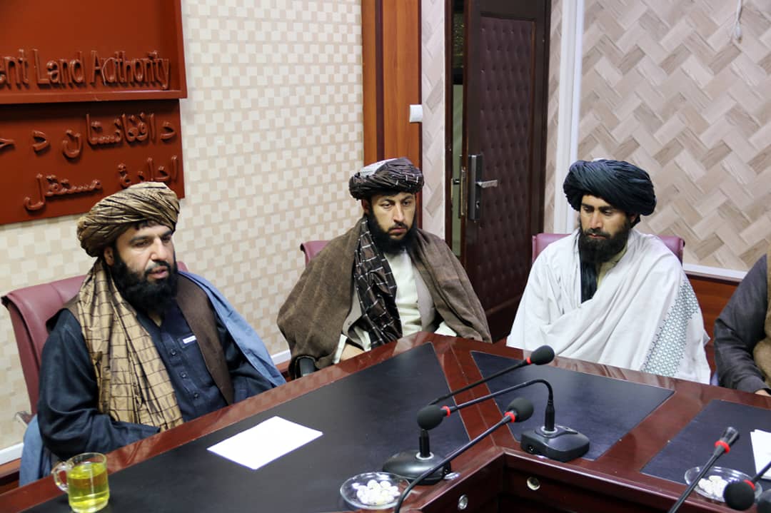 د ځمکو چارو رییس د ملا تره خېل په ښارګوټي کې د سروې ټيمونو سره ناسته ترسره کړه