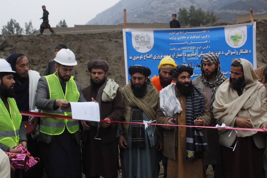 د لغمان علینګار کې د موسمي اوبو مدیریت په پار د چکډم جوړولو چارې پیل شوې