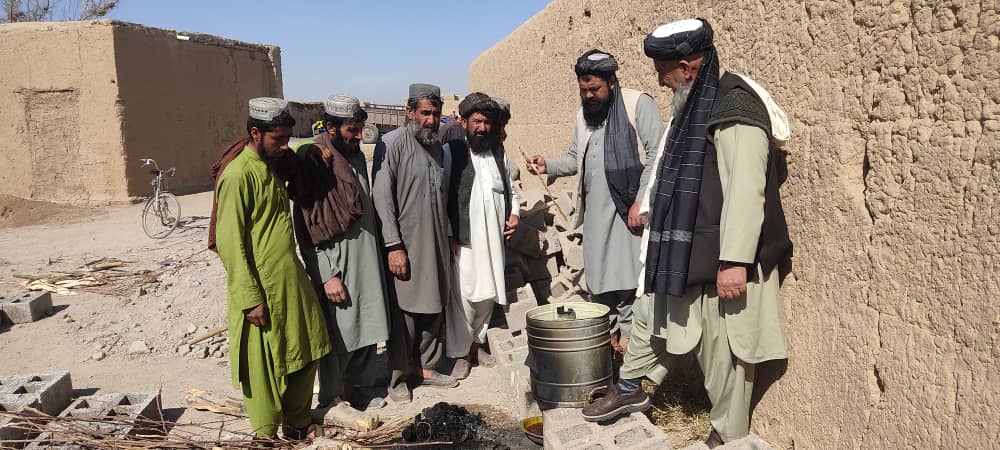 د هلمند مارجه کې بڼوالو او بزګرانو ته د نباتي ناروغیو مخنیوی په اړه زده کړې ورکول کېږي