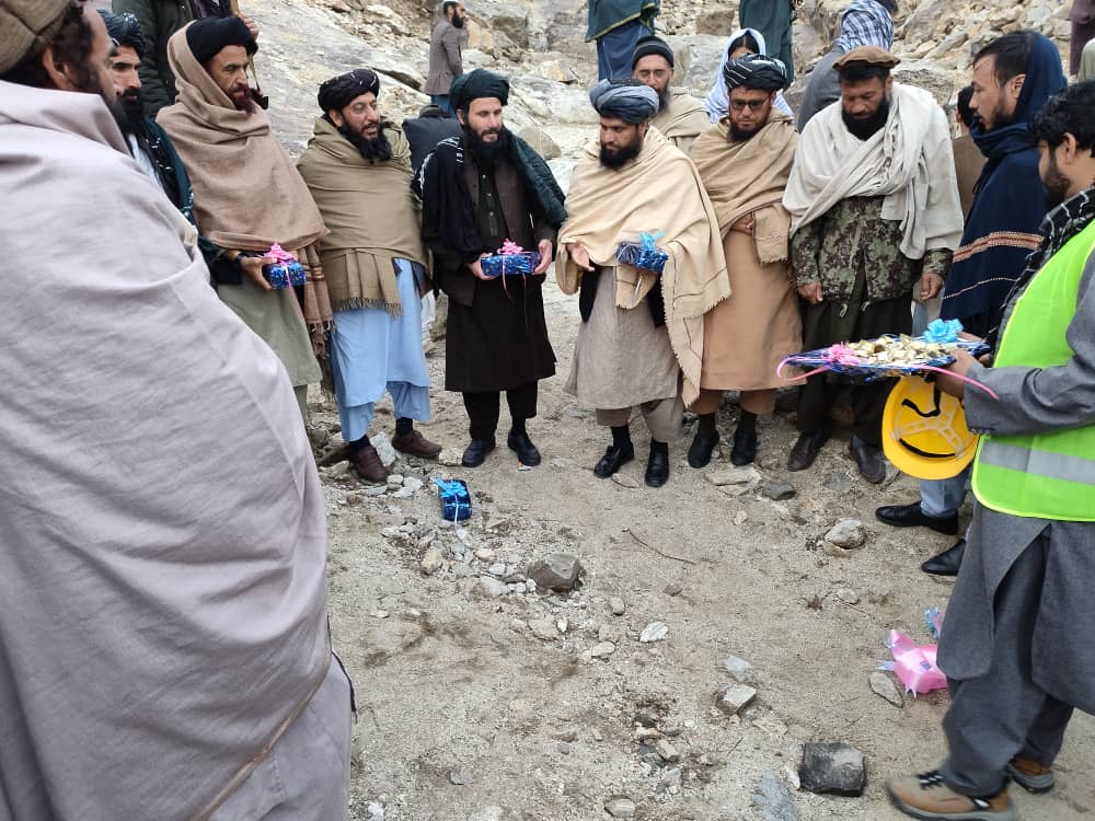 د لغمان بادپښ کې د موسمي اوبو مدیریت په پار د چکډم جوړولو چارې پیل شوې