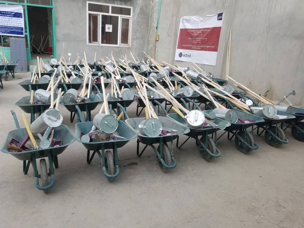 دکندهار دوو ولسوالیو کې لسګونو بزګرانو سره د اړینو توکو مرسته وشوه