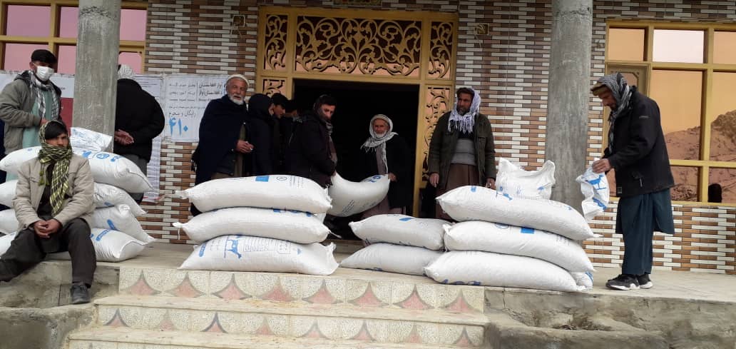 برای ۳۲۰ تن از مالداران در ولسوالی آبشار ولایت پنجشیر خوراکه حیوانی توزیع گردید