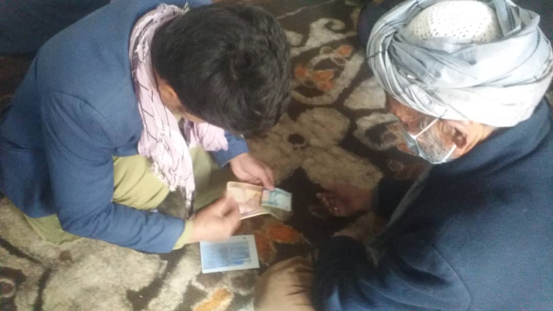 برای ۲۳ هزار ۲۳۸ تن در ولسوالی سنگتخت ولایت دایکندی پول نقد توزیع شد 