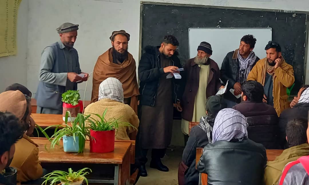 برای ۵۰۰ مالدار در ولسوالی شتل ولایت پنجشیر خوراکه حیوانی و پول نقد توزیع گردید
