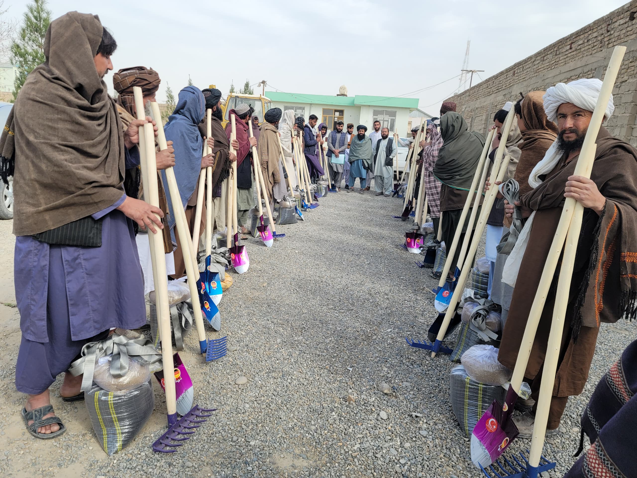 د هلمند مرکز کې یوشمېر بزګرانو سره د کرنیزو توکو مرسته وشوه