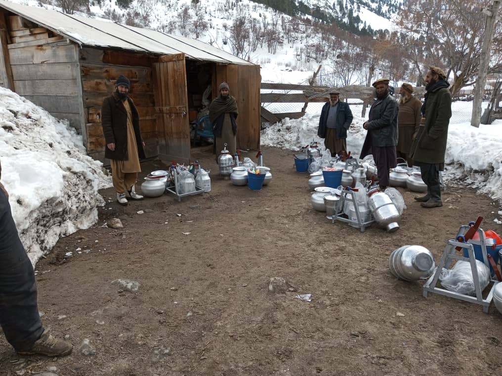 کور دننه مېرمنو ته د کار زمینې پیداکولو په پارهڅې؛ نورستان کې ۱۳۲ مېرمنو سره مرستې وشوې