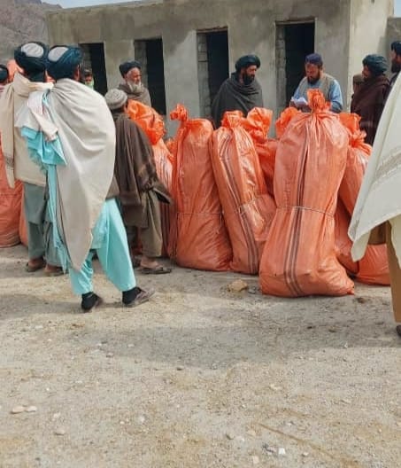 د کندهار دوو ولسوالیو کې یوشمېر کروندګرو سره د نیالګیو مرسته وشوه