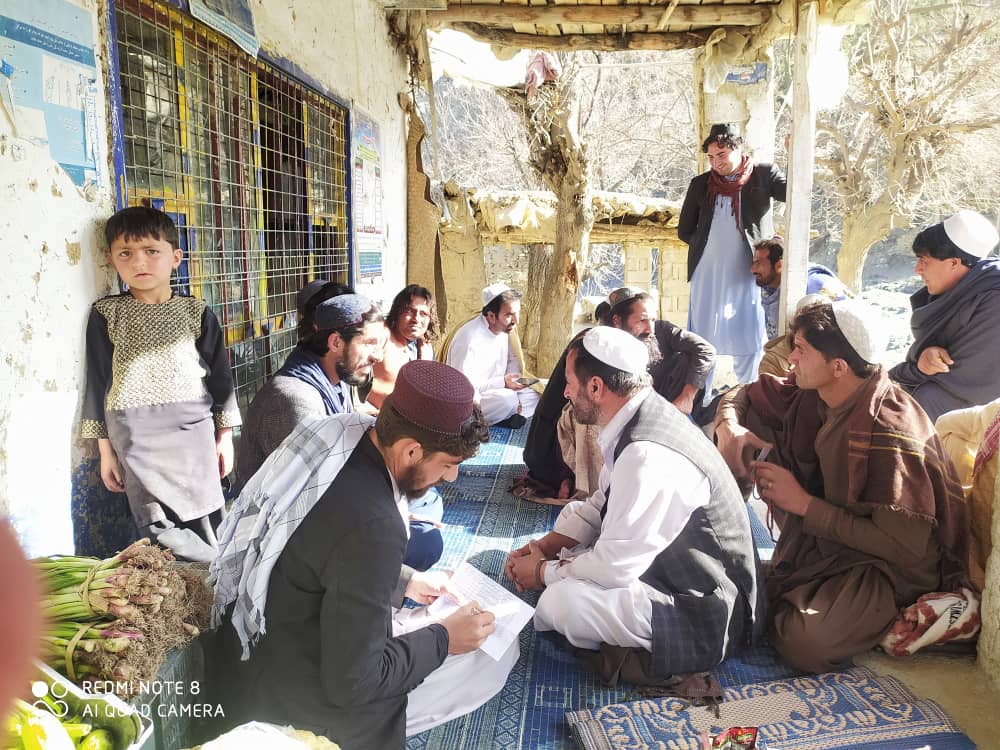 د خوست دوو ولسوالیو کې پر۵۵۰ بزګرانو د چهارمغزو نیالګي وېشل کېږي