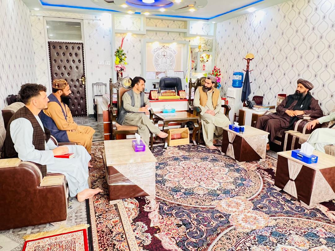 د کندز دکرنې رییس د لاس په لاس مؤسسې له چارواکو سره وکتل